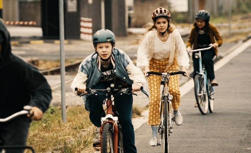 Die drei !!! Franzi (Bella Bading, vorn), Marie (Lilith Johna) und Kim (Purnima Grätz, hinten) nehmen die Verfolgung auf. – Bild: KiKA/​Die Drei !!! /​ Disney Enterprises, Inc.