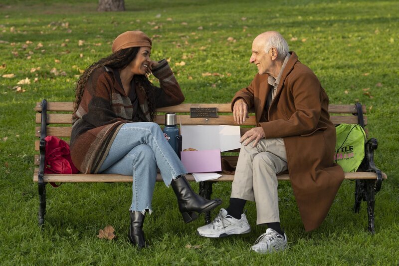 Victoria „Vic“ Hughes (Barrett Doss, l.); Morris Hapgood (George Wyner, r.) – Bild: 2024 Disney. All rights reserved. /​ Eric McCandless Lizenzbild frei