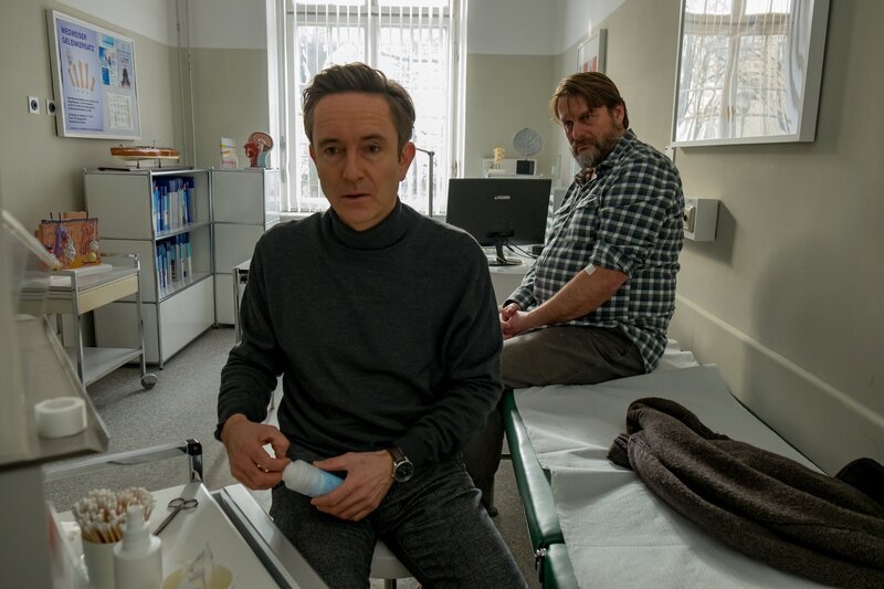 Von seinem Arzt und Freund Dr. Leitner (Arnd Klawitter, l.) bekommt Franz Bichler (Peter Trabner) keine gute Prognose, was den weiteren Verlauf seiner Krankheit anbelangt. – Bild: ZDF und Erika Hauri