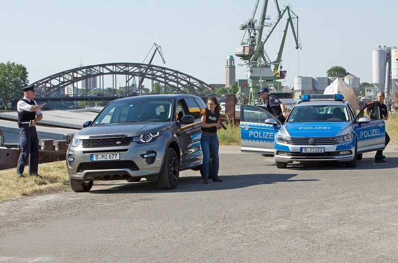 Krimiserie mit 8 neuen Folgen FOLGE 17, „Das 2 Millionen Schiff“. Jasmin Sayed, Wolf Malletzke und zwei Beamte im Berliner Südhafen kurz vor einem Einsatz. – Bild: ARD/​Daniela Incoronato