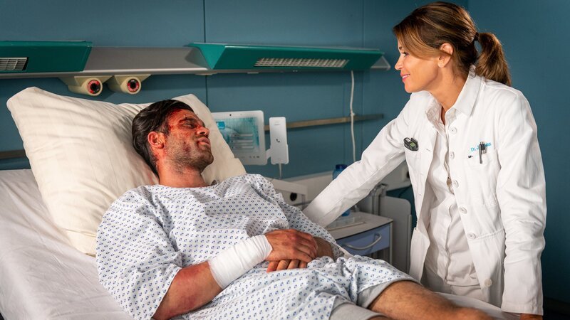 Dr. Jonas (Gerit Kling) ist erleichtert, dass Marcel Ernst (Deniz Arora) keine lebensbedrohlichen Verletzungen davongetragen hat. – Bild: Boris Laewen /​ ZDF und Boris Laewen