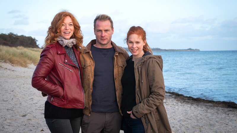 Starkes Team, l-r: Marleen Lohse als Jule, Hinnerk Schönemann als Hauke, Henny Reents als Lona – Bild: NDR/​ARD Degeto/​Christine Schroeder