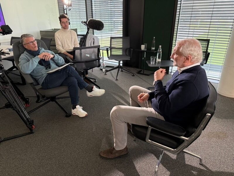 Bernd Schmelzer (links) und Rudi Völler (rechts) bei den Dreharbeiten. – Bild: BR/​Andreas Böhm