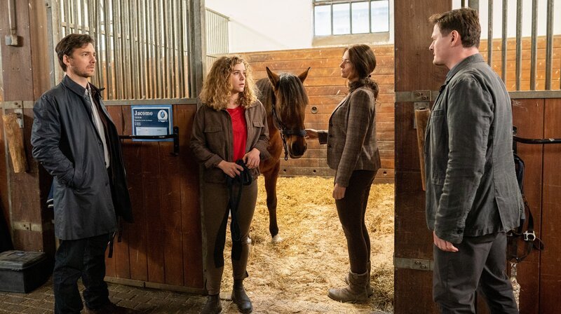 Familienstreit um Hengst Jacomo: Rike (Klara Deutschmann, Mitte li.) und Jan (Stefan Pohl, li.) konfrontieren Ferdinand (Shenja Lacher, re.) und seine Freundin Loretta (Susu Padotzke, Mitte r.). – Bild: ARD Degeto/​Marc Reimann