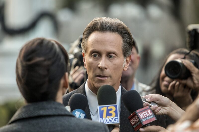 Vor den Reportern beteuert Bürgermeister Hamilton (Steven Weber) seine Unschuld, obwohl er eigentlich keine weiße Weste hat … – Bild: 2017 CBS Broadcasting, Inc. All Rights Reserved