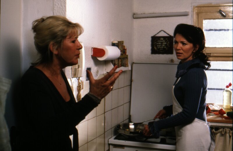 Von links: Doris (Barbara Magdalena Ahren) und Frieda (Iris Berben). – Bild: BR/​MTM Cineteve GmbH/​Laurent Trümper