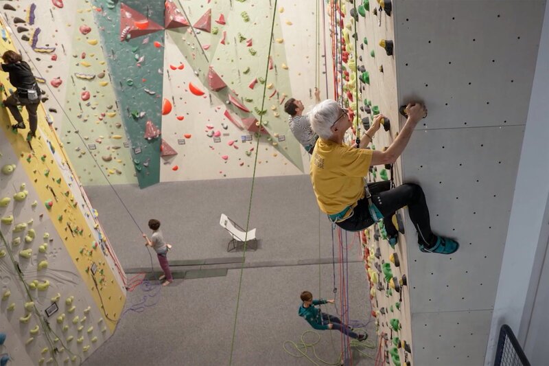 mitenand - Nach Hirnverletzung: Klettern zurück ins Leben. Bei Kletterkursen der Organisation Fragile Suisse trainieren Menschen mit Hirnverletzung ihre motorischen Fähigkeiten. – Bild: SRF mitenand - Nach Hirnverletzung: Klettern zurück ins Leben. Bei Kletterkursen der Organisation Fragile Suisse trainieren Menschen mit Hirnverletzung ihre motorischen Fähigkeiten. – Bild: SRF