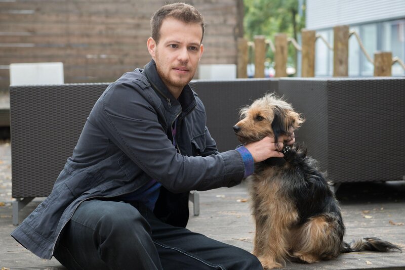 Tobias (Patrick Müller) stellt schockiert fest, dass Stinker den Verlobungsring verloren hat … – Bild: RTL