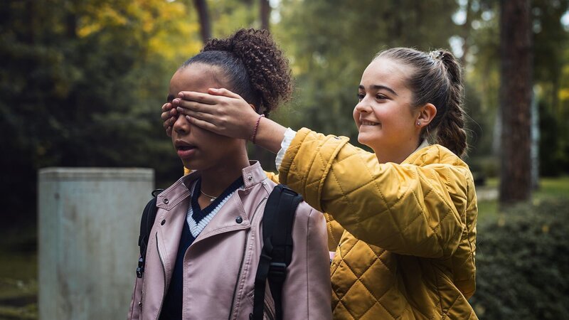 Dilara (Isabella Jones, rechts) überrascht Ruby (Sonia Kantati). – Bild: MDR/​Carolin Reschke
