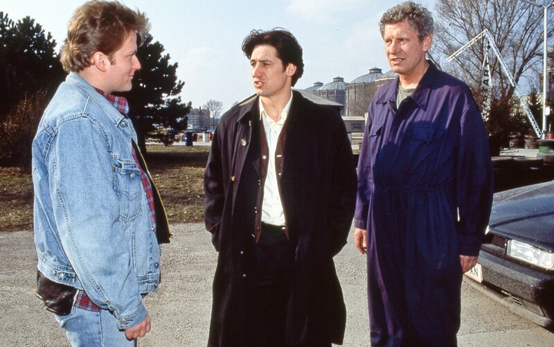 „Kommissar Rex“, „Todesrennen.“ Eine Jugendbande veranstaltet regelmäßig illegale Autorennen. Als der Anführer der Jugendlichen ermordet wird, beginnen Kommissar Moser und sein Team zu ermitteln. Die Verhöre scheitern an einer Mauer des Schweigens. Moser weiß, dass die Clique ihn erst akzeptiert, wenn er sich auf ein Autorennen einlässt. Im Bild (v.li.): Georg Prokop, Tobias Moretti, Michael Rastl. – Bild: ORF