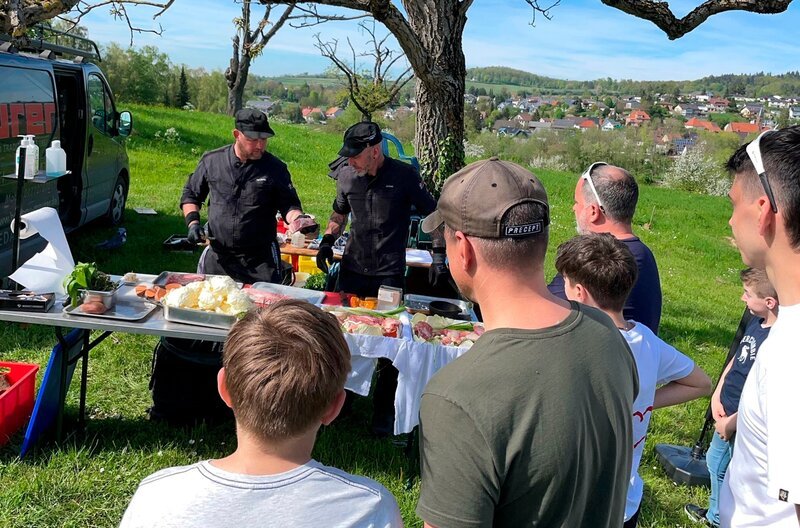 Bei den Outdoor-Koch-Events auf der Streuobstwiese von Tim Santo und Jochen Maurer aus Kippenheim wird im und über dem Lagerfeuer gegrillt. – Bild: SWR Bei den Outdoor-Koch-Events auf der Streuobstwiese von Tim Santo und Jochen Maurer aus Kippenheim wird im und über dem Lagerfeuer gegrillt. – Bild: SWR