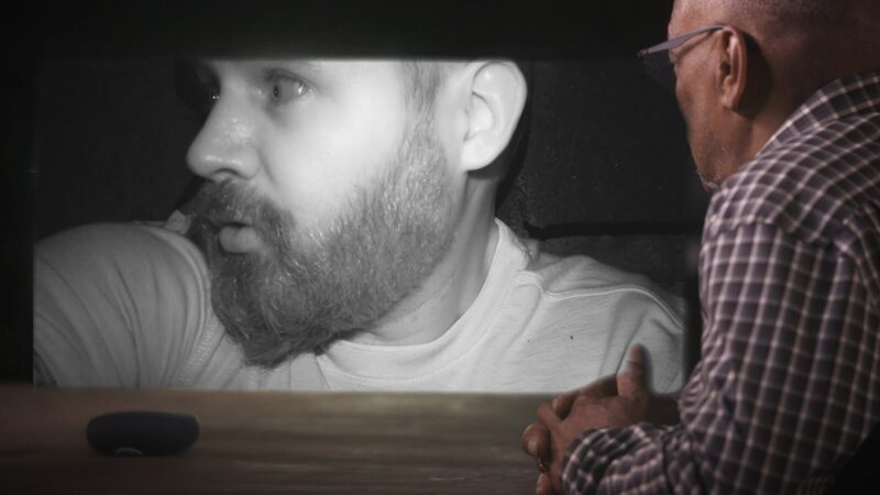 Dave Schrader watches the video. – Bild: TLC