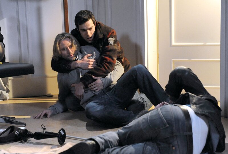 ARD STURM DER LIEBE FOLGE 1247, am Mittwoch um 15:10 Uhr im ERSTEN. Michael (Erich Altenkopf, l.) ist es gelungen, Till (Florian Günther, liegend.) zu überwältigen. Danach bricht er zusammen und Jacob (Andreas Thiele, r.) eilt ihm zu Hilfe. – Bild: ARD/​Ann Paur