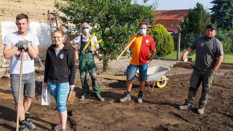 V.l.: Michael, Sarah mit Ralf, Claus und Henrik – Bild: TVNOW /​ Tokee Bros.