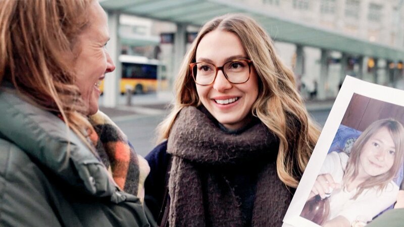 Moderatorin Kathrin Hönegger (l.) hat anhand eines Bildes die Person in der Menge gefunden. – Bild: SRF