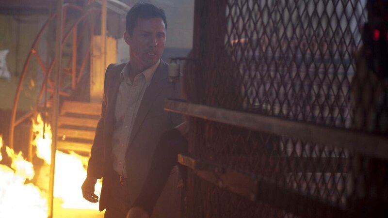 Gelingt es Michael (Jeffrey Donovan), seiner Kollegin Fiona (Gabrielle Anwar) aus dem brennenden Lagerhaus zu befreien? – Bild: RTL /​ USA Network