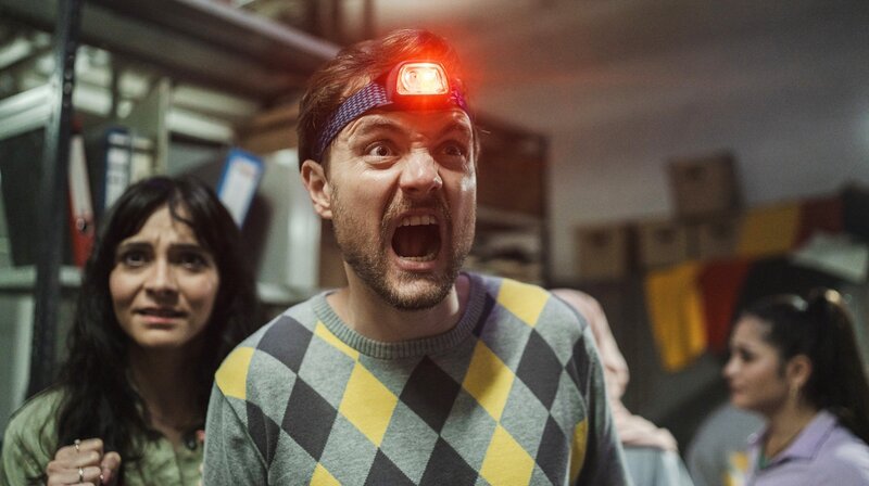 Gerade hat Stimpel (Phil Laude) noch physikalische Grundkenntnisse vermittelt, da verlässt ihn die Selbstsicherheit, als der Geist auf ihn und Sahra (Pegah Ferydoni) zukommt. – Bild: SWR/​Clara Marnette