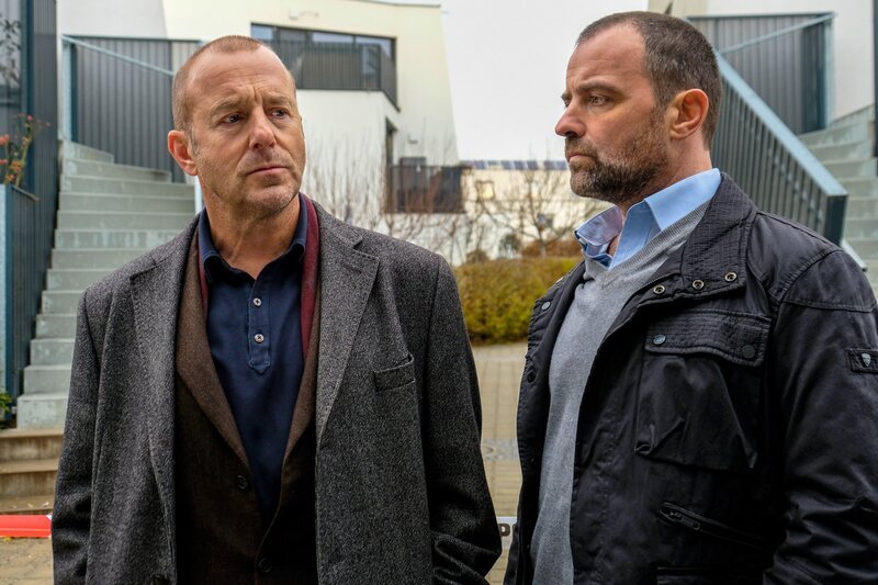 L-R: Richard Brock (Heino Ferch), Heino Ferch (Juergen Maurer). – Bild: ORF 2