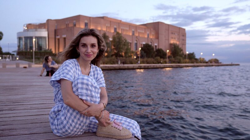 Reporterin Alexandra Kosma – im Hintergrund die Philharmonie in Thessaloniki. – Bild: WDR