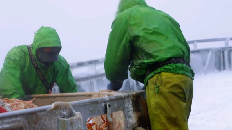 The crew is working during a massive storm. – Bild: Warner Bros. Discovery