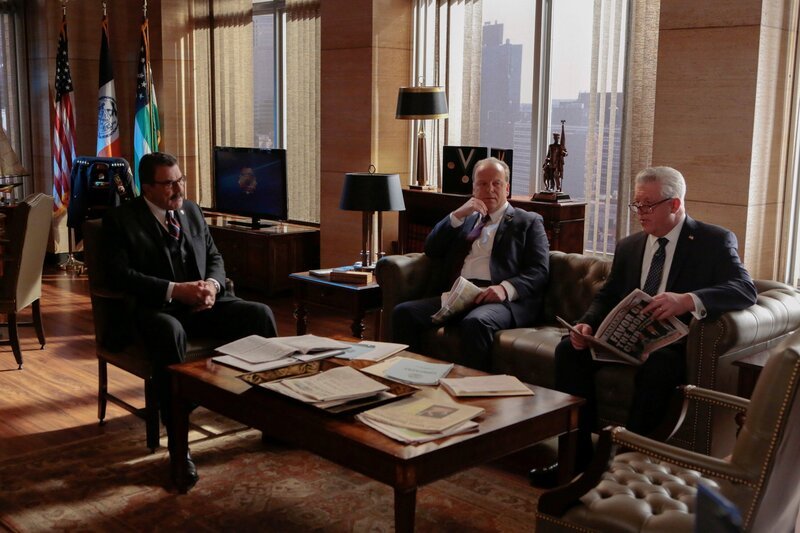 Als eine Schrift über Garrett Moore (Gregory Jbara, r.) veröffentlicht wird, haben NYPD-Chef Frank (Tom Selleck, l.) und Sid (Robert Clohessy, M.) mit einer äußerst unschönen PR-Krise zu kämpfen. Wird er sie rechtzeitig in den Griff bekommen oder wird Franks Ansehen für immer in den Dreck gezogen? – Bild: Giovanni Rufino /​ CBS