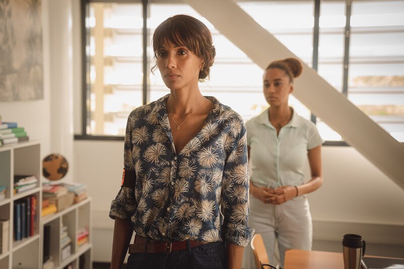 Mélissa (Sonia Rolland, l.) ist schockiert, als sie bei der Befragung einer potenziellen Tatverdächtigen an der Universität auf ihre Tochter Chloé (Antoinette Giret, r.) trifft und erfährt, dass Chloé eine Beziehung mit der Tatverdächtigen führt. Sie ist überrascht und zugleich verwirrt über Chloés sexuelle Neigungen. – Bild: ZDF und Dan BEAL.