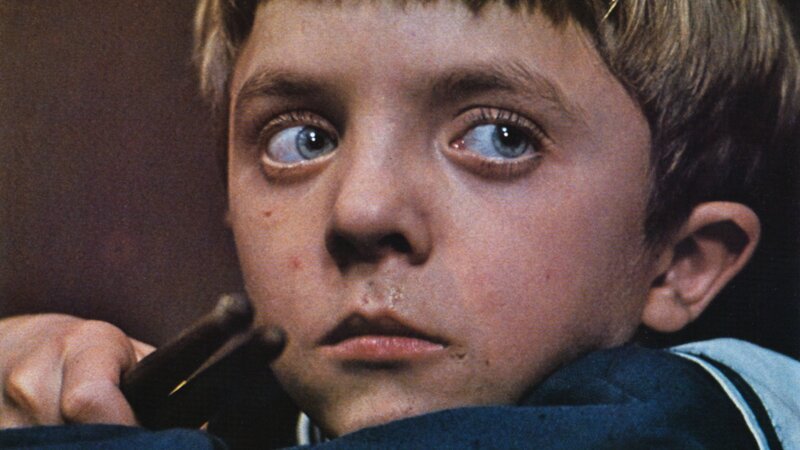 Kinderaugen blicken auf das Grauen: David Bennent als Oskar Matzerath; Die Blechtrommel Kinderaugen blicken auf das Grauen: David Bennent als Oskar Matzerath  Copyright: SRF/​Seitz GmbH – Bild: SRF/​Seitz GmbH