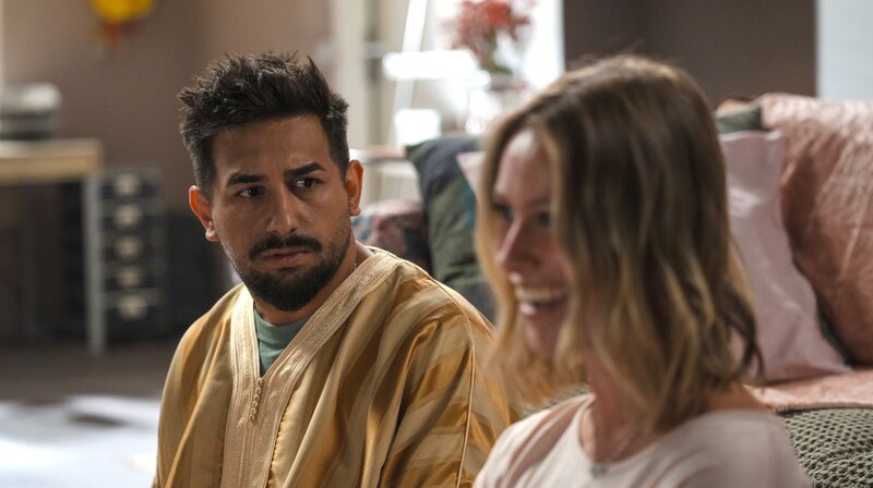 Yunus (Zejhun Demirow) ahnt, dass er gegen Lisa-Britts (Sina Tkotsch) Taktik des Niederlachens wenig unternehmen kann. – Bild: SWR/​Clara Marnette