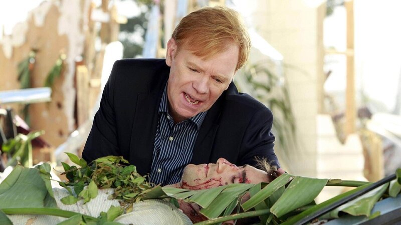 Horatio (David Caruso) findet den regungslosen Ryan (Jonathan Togo, lieg.), der zu einem Tatort gerufen und dort von einem Tornado überrascht wurde … – Bild: TVNOW /​ CBS