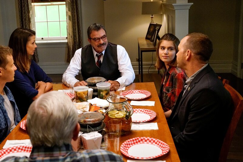 (im Uhrzeigersinn) Jamie (Will Estes); Erin (Bridget Moynahan); Frank (Tom Selleck); Nicky (Sami Gayle); Danny (Donnie Wahlberg); Henry (Len Cariou). – Bild: John Paul Filo /​ CBS