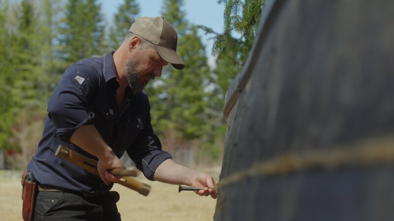 Billy arbeitet an seinem Boot. – Bild: Blue Ant Media /​ Tara Elwood