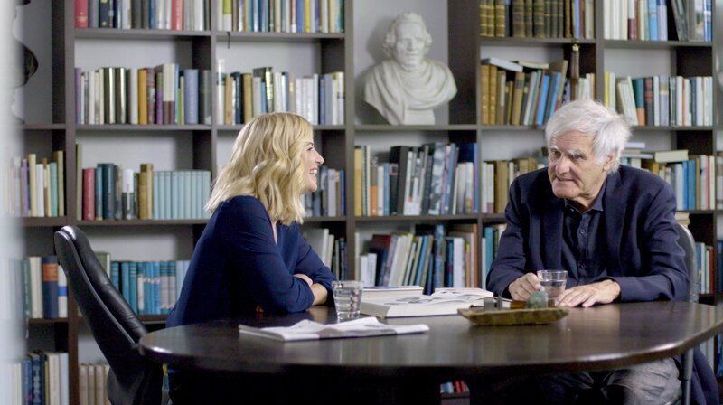 Susan Sideropoulos (l) trifft den Historiker Julius Schoeps, einen Mendelssohn-Nachkommen. – Bild: WDR/​Gruppe 5 Filmproduktion GmbH/​Marc Riemer