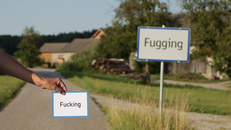 Ortstafel Fugging, alte und neue Schreibweise – Bild: Helmut Manninger /​ Gloriafilm /​ ServusTV