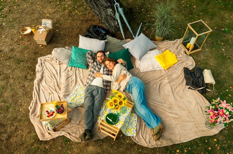 Daniel (Daniel Fritz) organisiert für Lou (Eva-Maria Grein von Friedl) ein romantisches Picknick, bei dem die beiden sich wieder näher kommen. – Bild: NDR