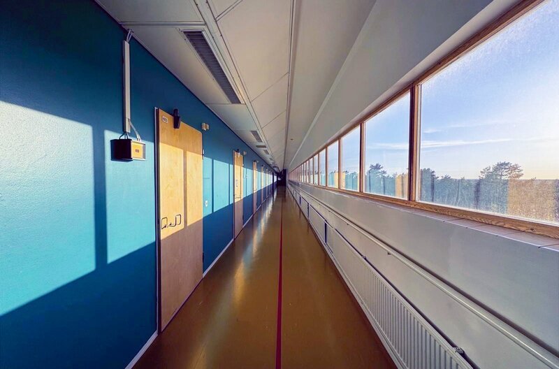 Das vor fast hundert Jahren entstandene Paimio Sanatorium in Finnland gilt als Vorreiter der heilungsfördernden Architektur – heute ist es ein Museum. – Bild: Sabine Reeh/​BR