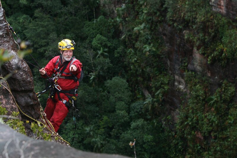 Dr. George McGavin beim Abstieg in eine Tepui-Spalte. – Bild: BBC /​ Jonny Keeling