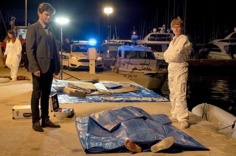 Ein Schock für Emil (Lenn Kudrjawizki) und Pathologin Brigitta Stevic (Sarah Bauerett): bei einer Bombenexplosion auf der Yacht von Lado wird Branka getötet. – Bild: ARD Degeto/​Conny Klein