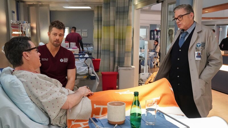 Die Diagnose ist noch unklar: Luke Mitchell als Dr. Mitch Ripley, Oliver Platt als Dr. Daniel Charles; Chicago Med Staffel 10 Folge 20. – Bild: SRF/​NBC Universal