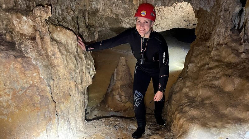 Judith Rakers erkundigt die Cova des Coloms, die zu den wenigen Meereshöhlen gehört, in die man auf Mallorca hineinschwimmen kann. Sie liegt an der Küste von Cala Romantica. – Bild: WDR/​Bavaria Entertainment GmbH