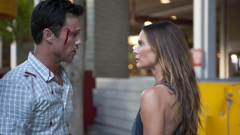 Michael (Jeffrey Donovan) bittet Fiona (Gabrielle Anwar) um Hilfe. Sie soll beweisen, dass er zu Unrecht von der Polizei verfolgt wird. – Bild: RTL /​ USA Network