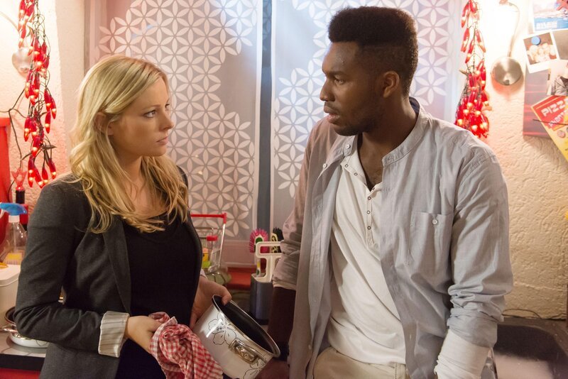 Leonie (Sarah Stork) macht John (Elvis Clausen) entschlossen klar, dass er keine Chance bei ihr hat. – Bild: RTL