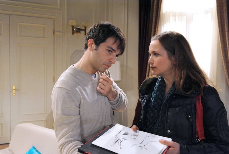 ARD STURM DER LIEBE FOLGE 1246, am Dienstag um 15:10 Uhr im ERSTEN. Eva (Uta Kargel, r.) bittet Robert (Lorenzo Patané, l.), ihr bei der Rettung von Esel Emil zu helfen. – Bild: ARD/​Ann Paur