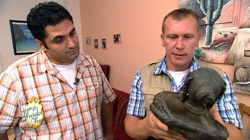 Alles muss raus – das ist das erklärte Ziel von Sürreya (34, li.) und seiner Familie aus Berlin. Für den Experten Otto (re.) ist schnell klar, dass er hier einen besonderen Plan braucht, um möglichst viele Sachen in kurzer Zeit verkaufen zu können. – Bild: RTL II