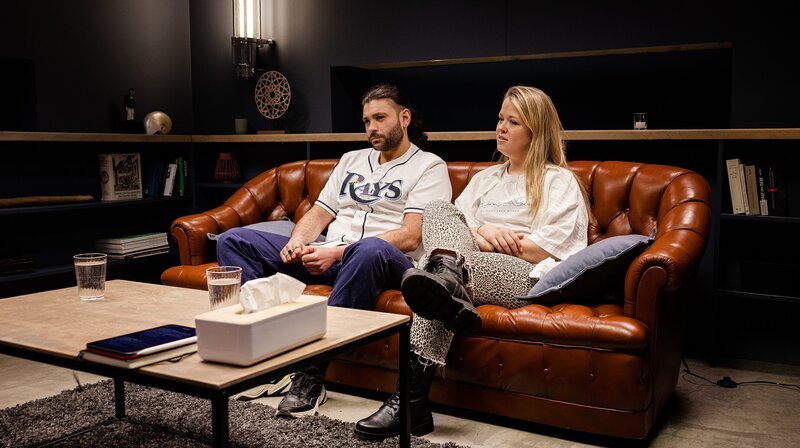 Eva (28) und Benyamin (32) sind seit sieben Jahren zusammen. Die kleinen Energiefresser im Alltag belasten sie – und die wollen sie besser in den Griff bekommen. – Bild: NDR/​Janine Meyer