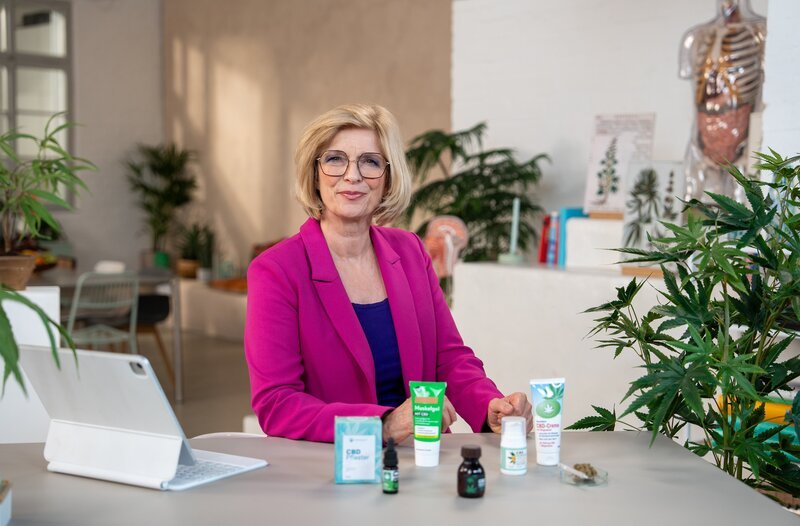 Fragestellung zu Cannabis als Medizin und den Wirkstoffen THC und CBD; Susanne Holst bei „Wissen vor acht – Mensch“. – Bild: ARD/​Tim König