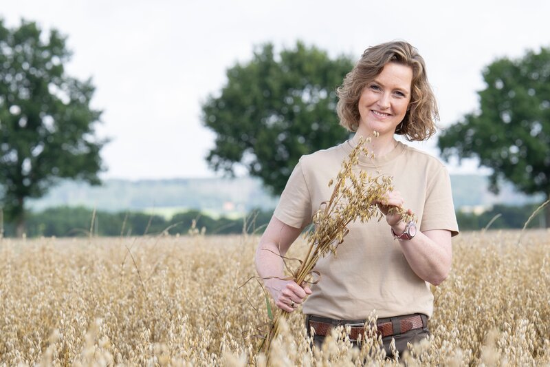Victoria Görlich auf dem Hafergut in Bünde. – Bild: Melanie Grande /​ BR/​WDR/​megaherz GmbH