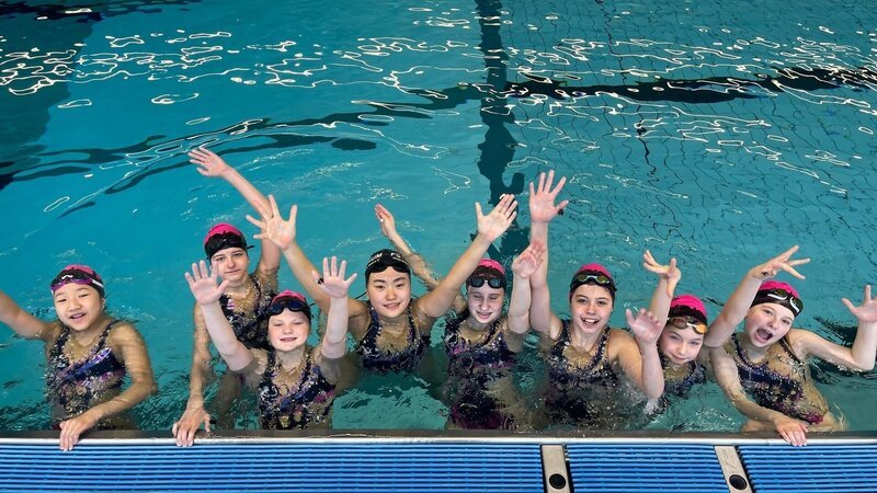 In der „PUR+“-Sendung „Perfekt synchron – jetzt alle gleichzeitig!“ zeigen die jugendlichen Synchronschwimmerinnen der „Freien Schwimmer Bochum“ ihr Können. – Bild: ZDF and Sandra Palm