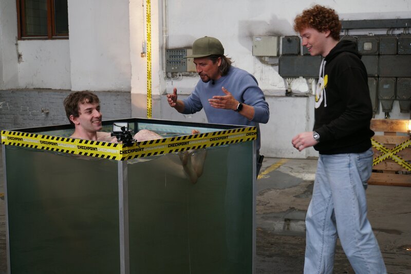 Felix (links), Tommy (Mitte) und Jona (rechts) testen Salz. Wie viel Salz braucht es im Wasser, damit Felix nicht untergeht? – Bild: ZDF/​Laura Dalinghaus