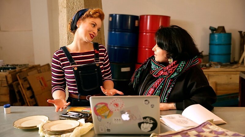 Die Expertin Frau Ines (r), im Gespräch mit Victoria, tätowiert nicht nur Haut sondern auch alte Teller. – Bild: WDR/​Encanto Film- und Fernsehproduktions GmbH