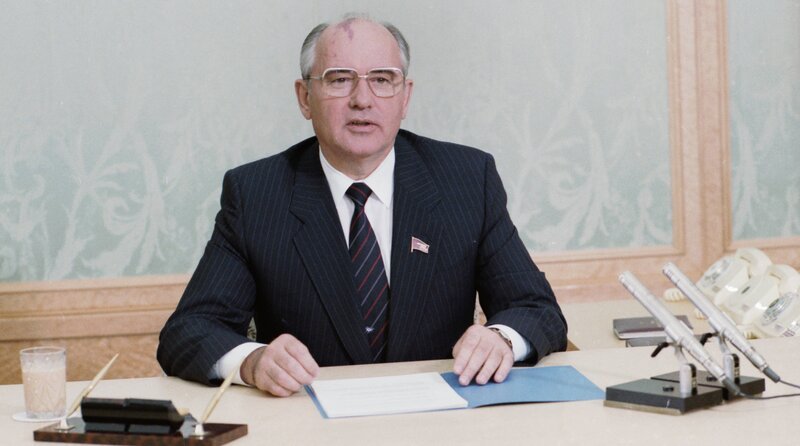 Michail Gorbatschow bei einer Fernsehansprache 1986 – Bild: rbb/​IMAGO/​ITAR-TASS
